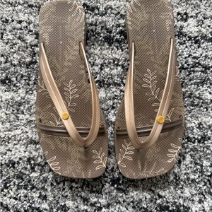 Havaianas Tan Leaf-Patterned Sandals